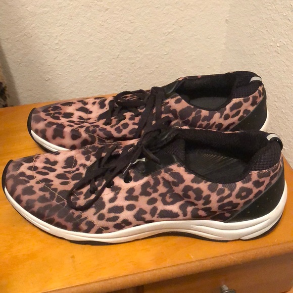 vionic leopard shoes